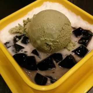 Grass jelly with green tea ice cream in vanilla sauce(beautiful memory dessert)