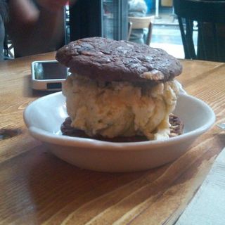 Peanut butter icecream with brownie cookie(The Meatball Shop)