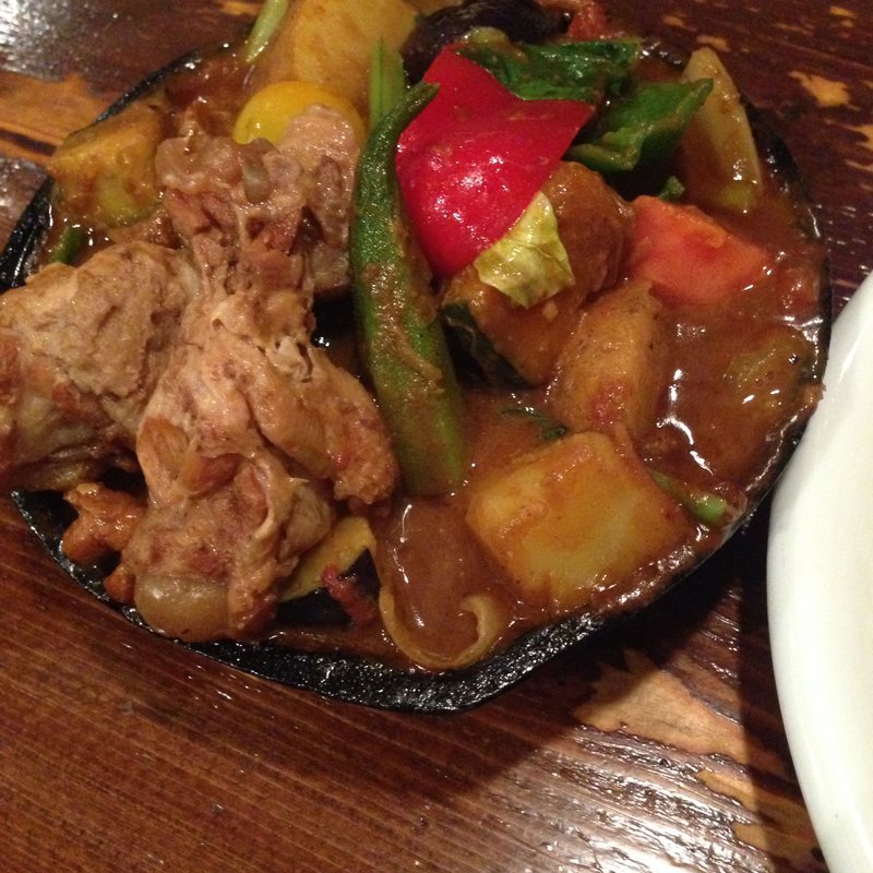 一日分の野菜カレー、手羽トッピング(野菜を食べるカレーcamp 代々木本店)