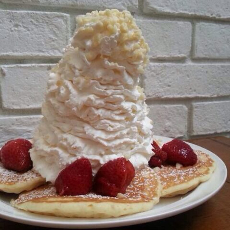 ストロベリーホイップクリームとマカデミアナッツのパンケーキ(Eggs 'n Things 京都四条店)