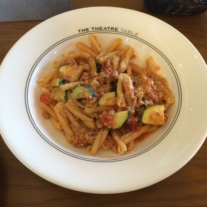 豚肉のラグーとズッキーニのショートパスタ(THE THEATRE TABLE)