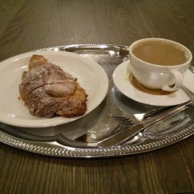 Almond croissant(LA MAISON DU MACARON)