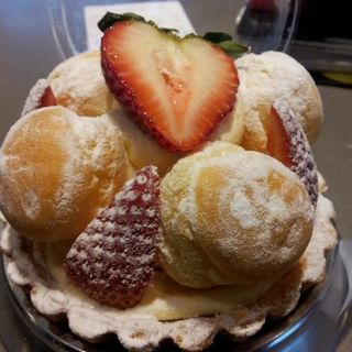 Strawberry choux tart(Paris Baguette)