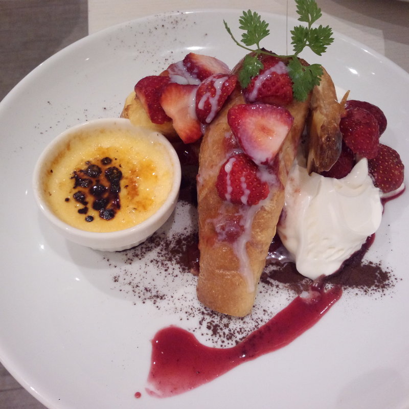 苺とブリュレのフレンチトースト (フレンチトースト専門店 Hug Frenchtoast cafe 梅田)
