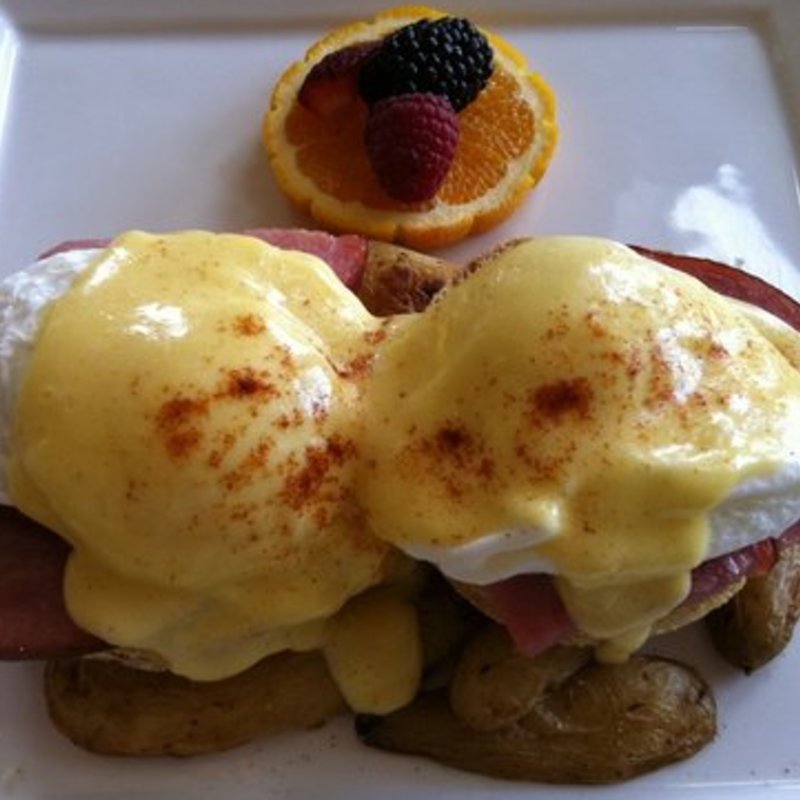 Classic Eggs Benedict(Yogur Story)
