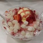 Strawberry yogurt bingsoo