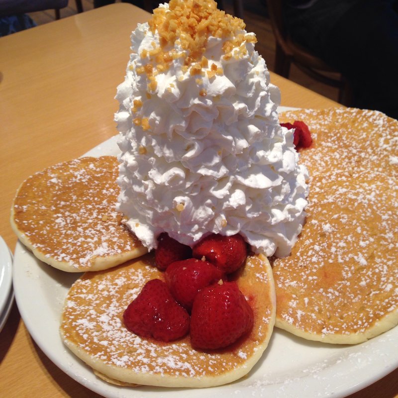 ストロベリーホイップクリームとマカデミアンナッツパンケーキ(Eggs 'n Things 湘南江ノ島店)