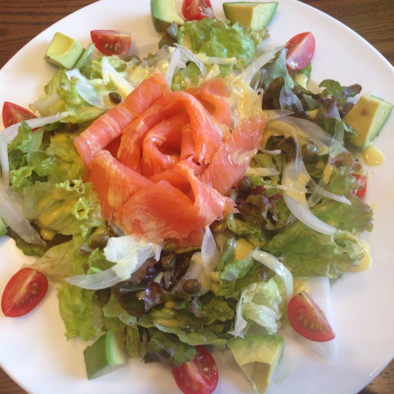 スモークサーモン＆アボカドサラダ(ボガーツカフェ大阪堂島｜BOGART’S CAFE)