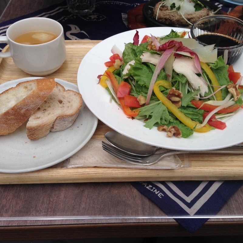 蒸し鶏とアンディーブとクルミのサラダ(カフェ パーク)