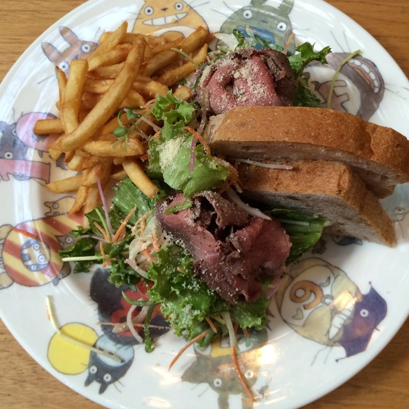 自家製ローストビーフのくるみパンサンド(カフェ麦わらぼうし （カフェムギワラボウシ）)