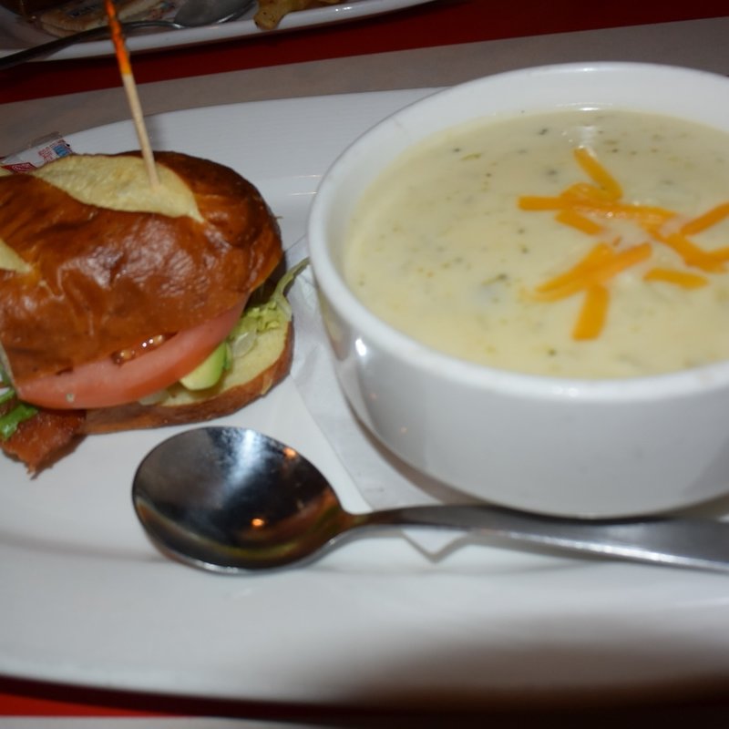 BLTアボカドサンド、ブロッコリースープ(TGI Friday's)