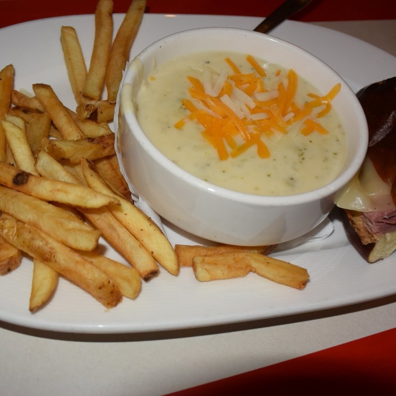 コンビーフサンド、ブロッコリースープ(TGI Friday's)