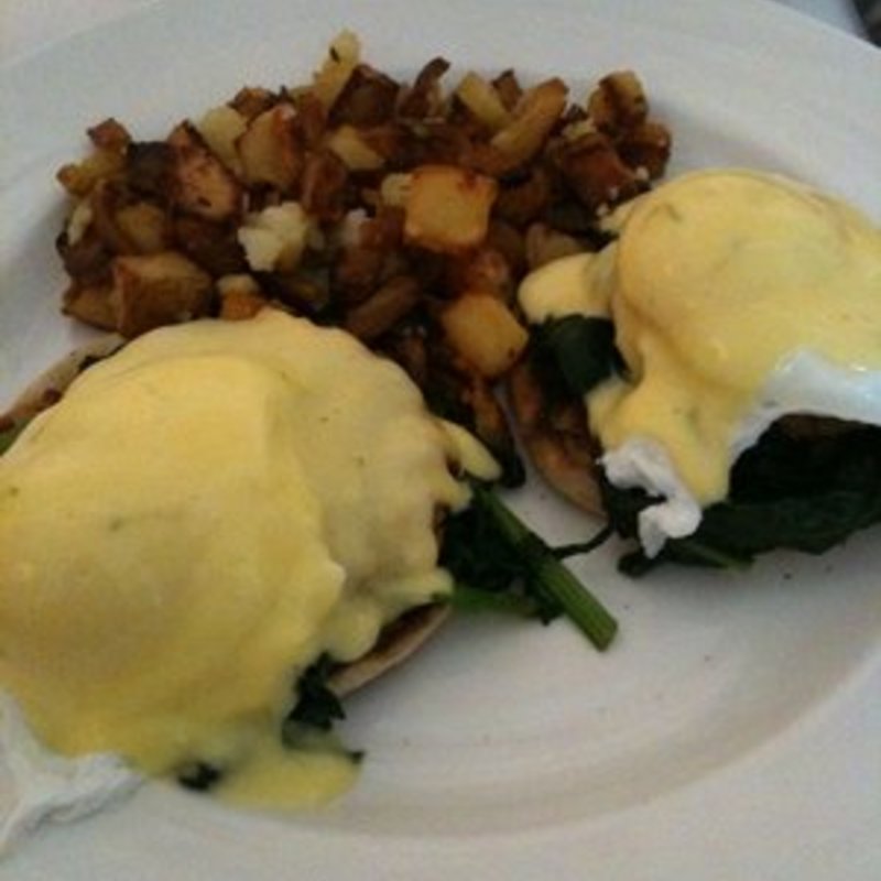 crab cake benedict(Blue Water Grill)