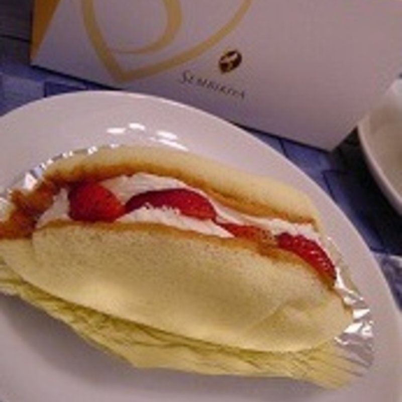 ストロベリーオムレット(千疋屋総本店 第1旅客ターミナル 特選洋菓子館店)