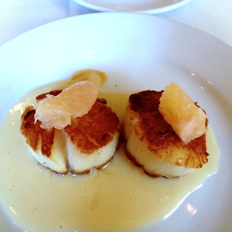 Scallops with Grapefruit Sauce(Hexagone Restaurant)