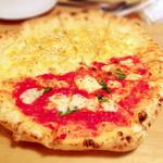 マルゲリータ&クワトロフォルマッジ　half&half(pizza italian bar GATTO)