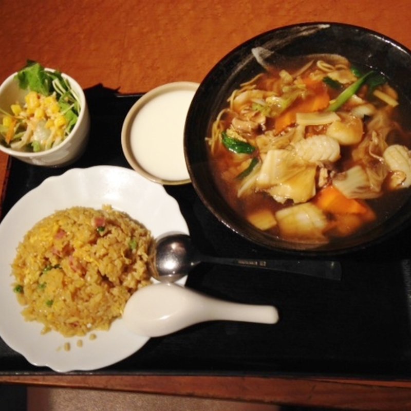 五目そば半チャーハンセット(来富市場)