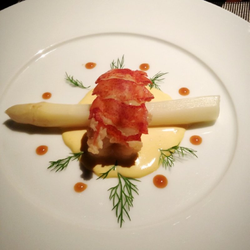 オマール海老のポッシェ　ムースリーヌとホワイトアスパラガス(sky （スカイ）)