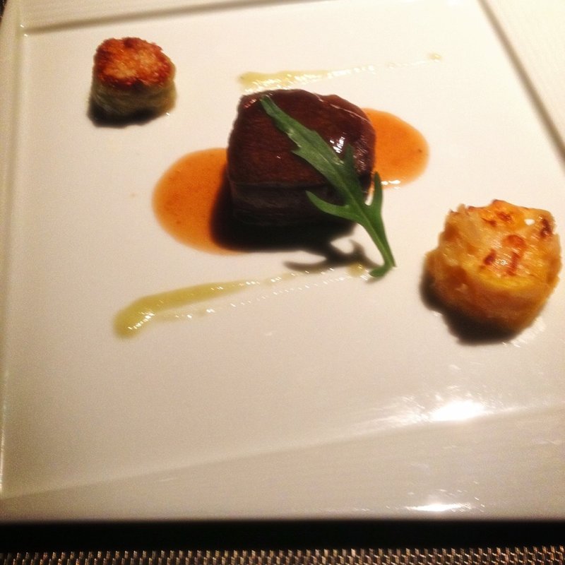  特選国産黒毛和牛フィレ肉のロースト　グレイビーソースと山葵の香り (sky （スカイ）)