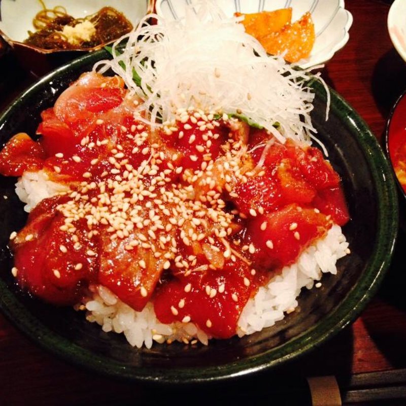 カツオのにんにくピリ辛漬け丼(梅仁)