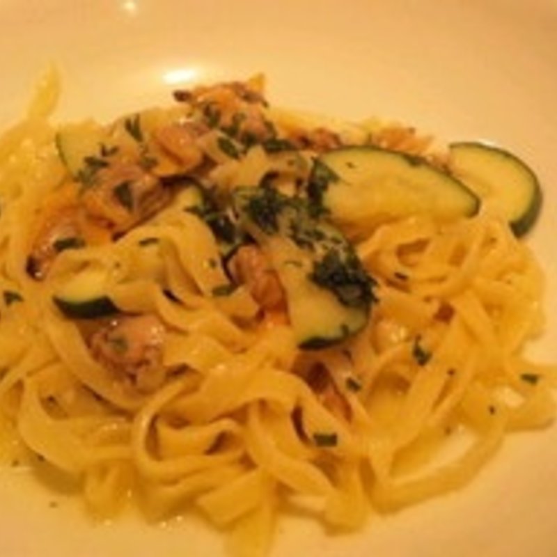 味わい深いアサリとズッキーニの自家製タリオリーニ(Ristorante FIORE （リストランテ フィオーレ）)