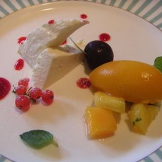 レアチーズとマンゴーアイスフルーツ盛り合わせ(Ristorante FIORE （リストランテ フィオーレ）)