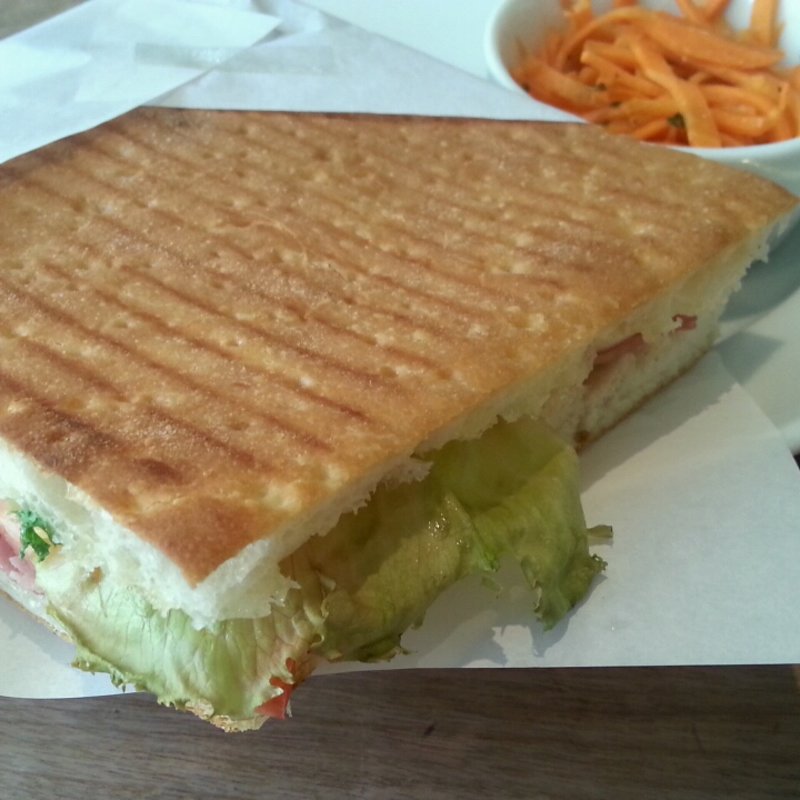 生ハムとモッツァレラチーズのパニーニ(パンとエスプレッソと)