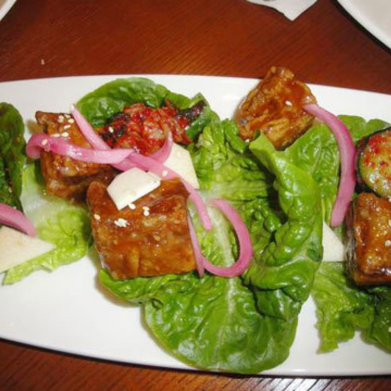 鶏肉のフライ　醤油にんにくソース　ヤシの身とキムチを添え(MW RESTAURANT)