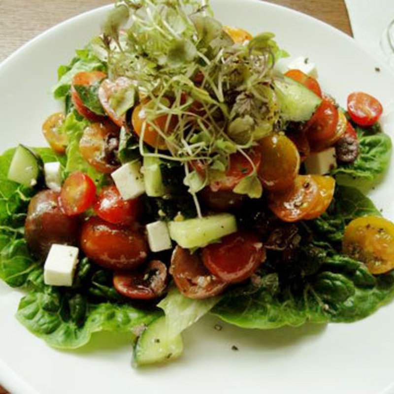 グリーク・サラダ　ハワイ産のチェリートマト　アジアン風ドレシングトマト(MW RESTAURANT)