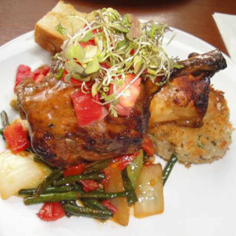 豚のすね肉アドボー風ともやし、ポテトケーキ(MW RESTAURANT)