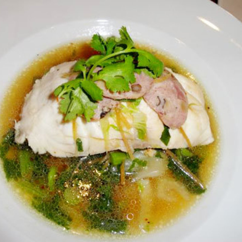 鯛のにんにく蒸しと野菜炒め(MW RESTAURANT)