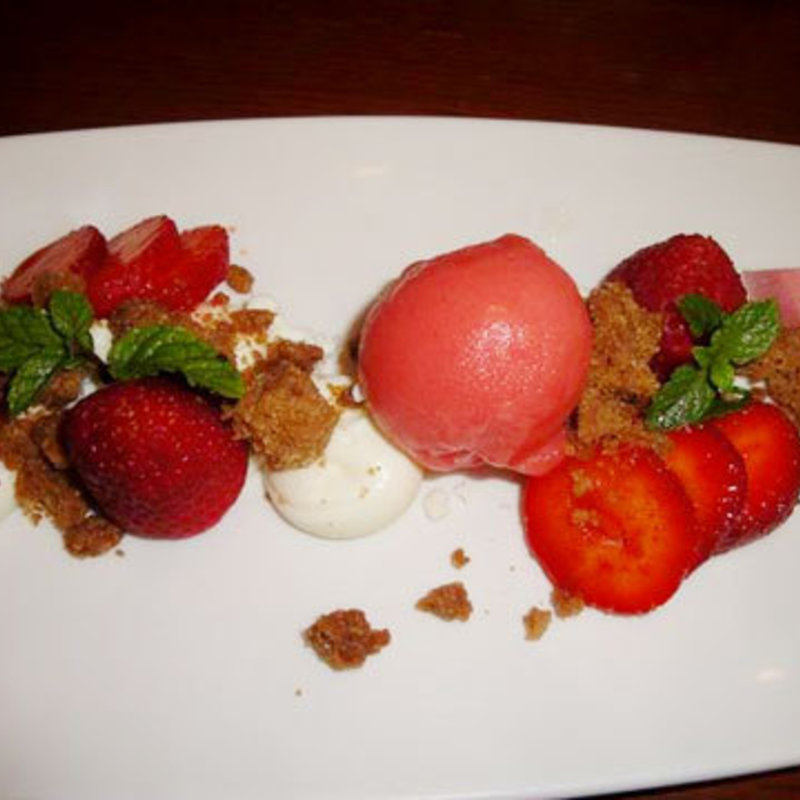 マウイ産いちごのチーズケーキとゆずいちごソルベ(MW RESTAURANT)