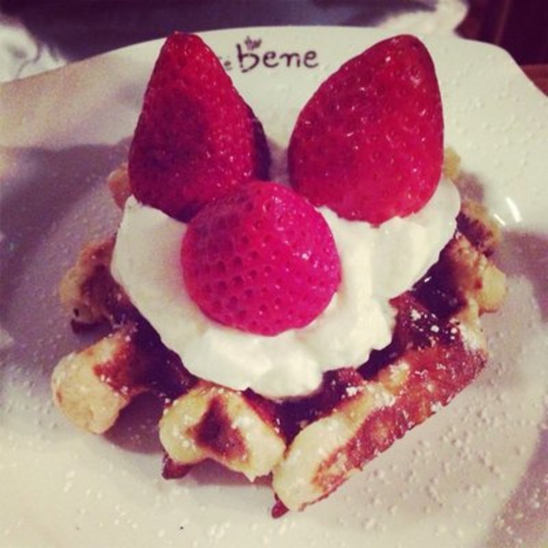 Yogurt Strawberry Waffle(Caffe Bene)