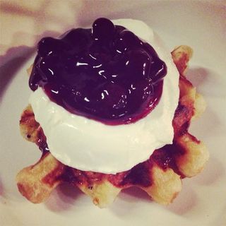 Yogurt Blueberry Waffle (Caffe Bene)