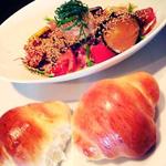 野菜たっぷりサラダと自家製パン(cafe ma-no)