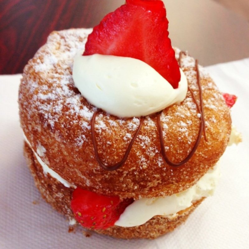 Strawberry and Castard Cronut(Torrance Bekery)