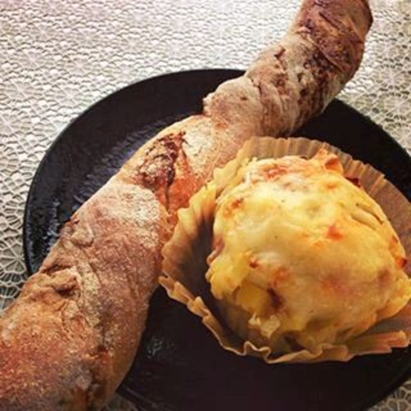 オニオンチーズベーコンロール　イチジクとクリームチーズのスティック(モノイレ カフェ （monoile cafe）)