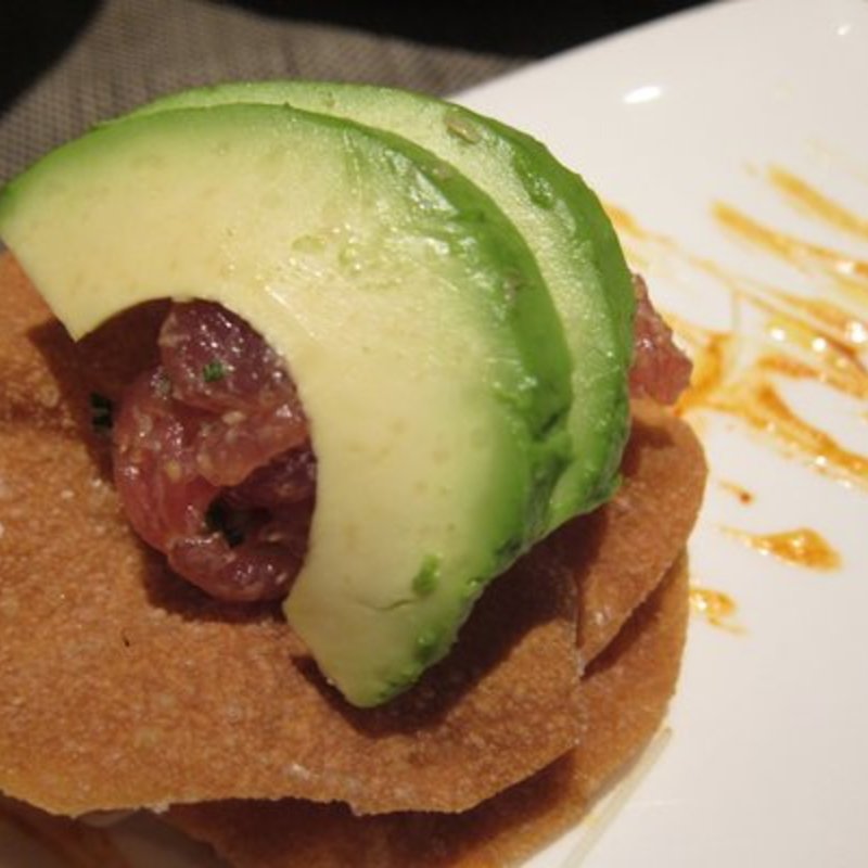 Tuna Tartare, wonton crackers, sesame ginger, avocado, sriracha(Blue Fin)