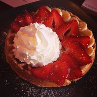 Strawberry Butter Waffle (Loft Cafe)