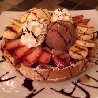 Butter Waffle with ice cream (Loft Cafe)