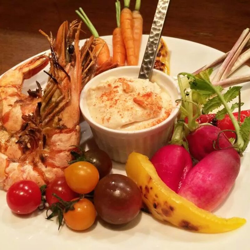 海老と撮れたてオーガニック野菜(source)