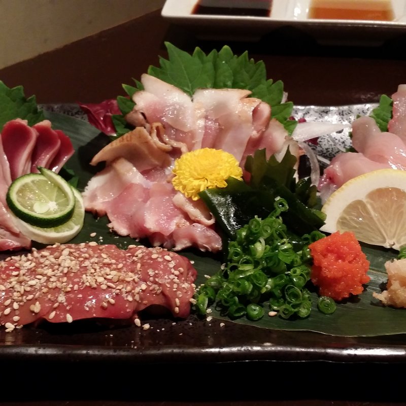 地鶏刺身盛り合わせ(二重まる JR茨木本店 （にじゅうまる）)