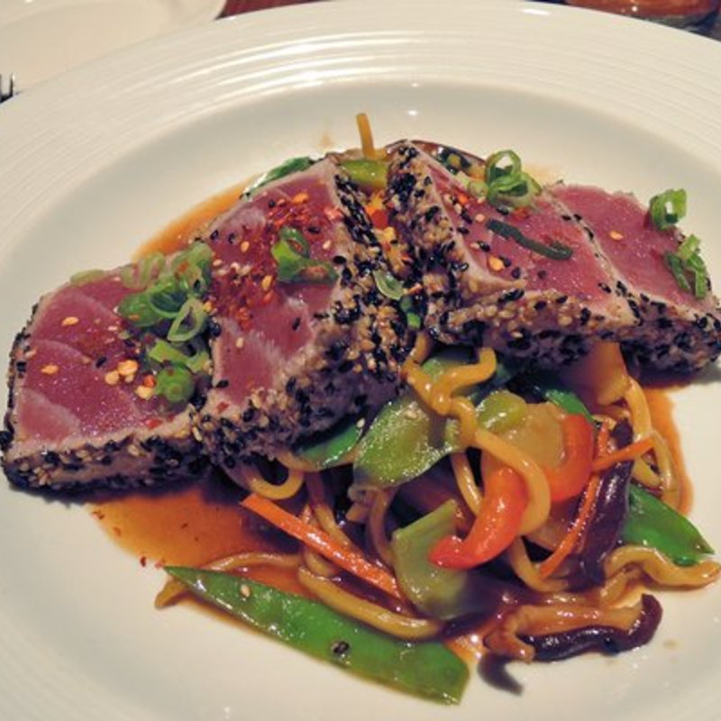 Sesame-crusted tuna entree(Blue Fin)