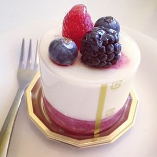 Kit Royale w Fruity Champagne and Casis Mousse(Patisserie Chantilly)