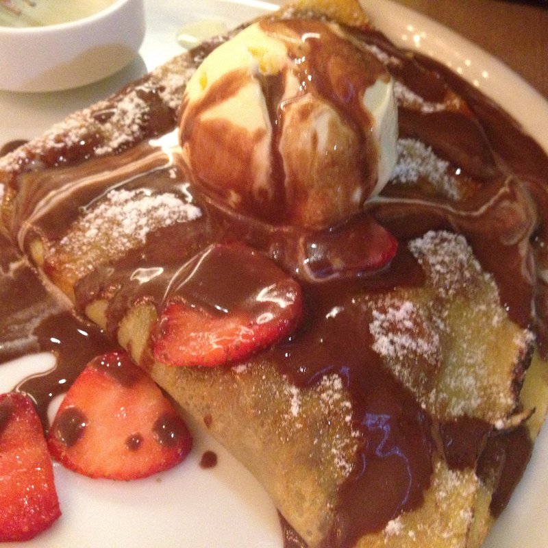 ストロベリーヘーゼルナッツクレープ(MAX BRENNER CHOCOLATE BAR表参道ヒルズ)