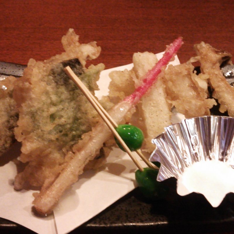 秋刀魚の梅肉揚げ　エリンギと長芋の天ぷら添え(十徳や　与次郎店)