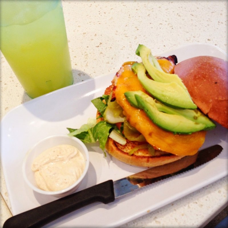 アボカドチーズバーガー(The counter)