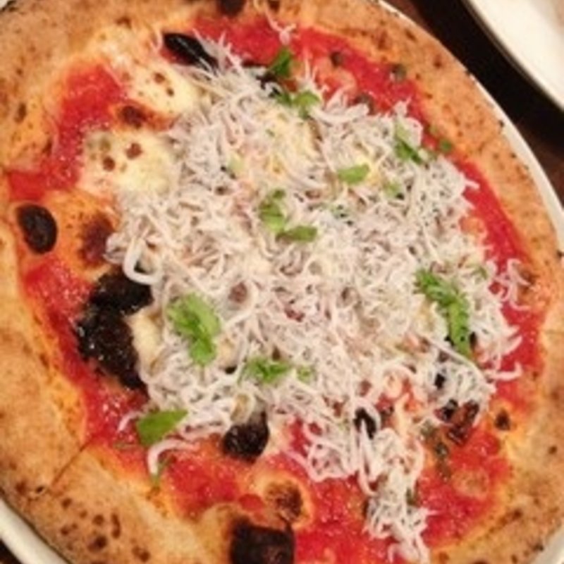 釜揚げしらすとオリーブ、ケッパーのピッツァ (トラットリア ピッツェリア カノア)