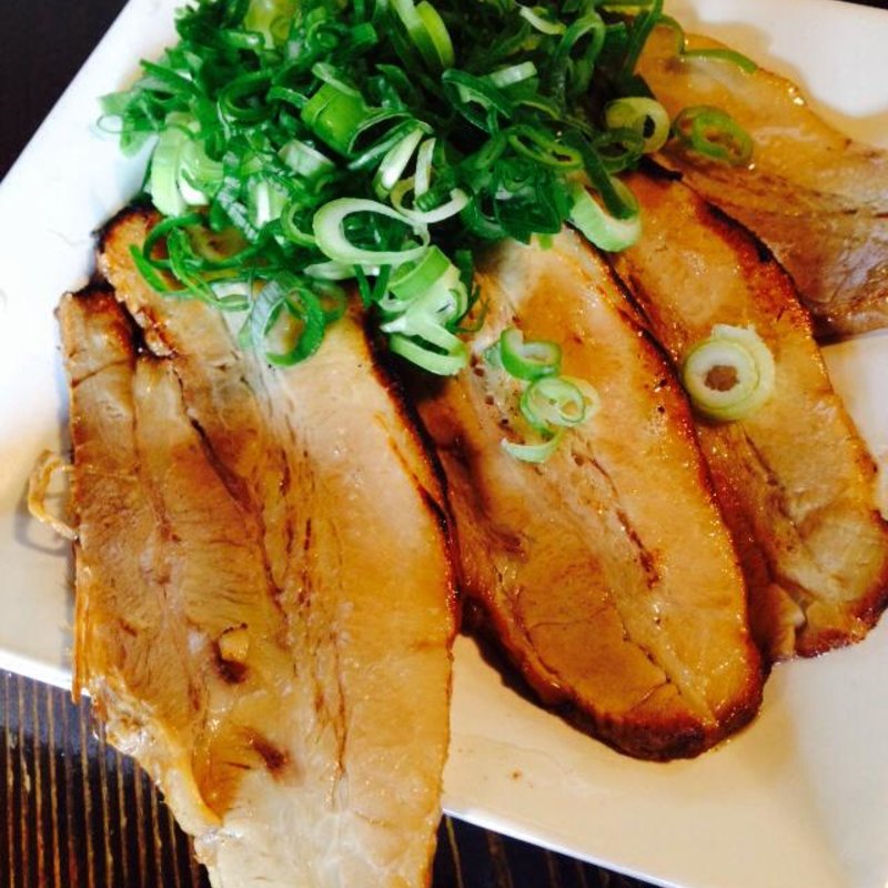 炙りチャーシューネギ添え(夜鳴き軒)