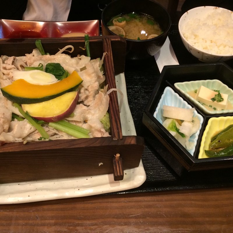 鹿児島産黒豚と季節の生麩が入った小さな蒸籠蒸し 〜ポン酢とゴマたれで召し上がれ〜(豊年萬福)